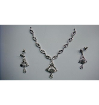 DIAMOND STUDDED SINGLE ROW NECKLACE