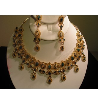 Green and gold choker set